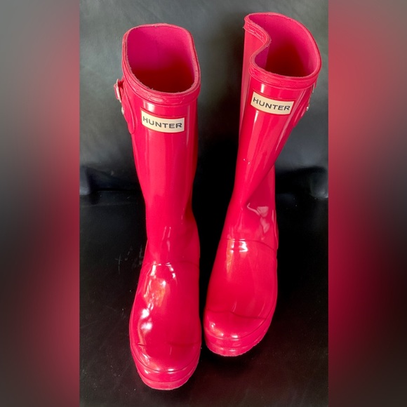 HUNTER ● Red Tall Glossy Rain Boots - Picture 2 of 3